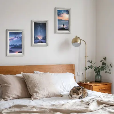 Mur de cadres ciel nocturne avec montagnes, paysages brumeux et cerfs