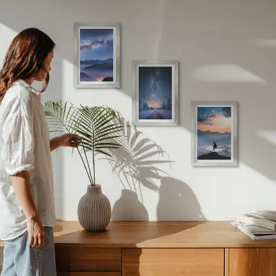 Mur de cadres ciel nocturne avec montagnes, paysages brumeux et cerfs