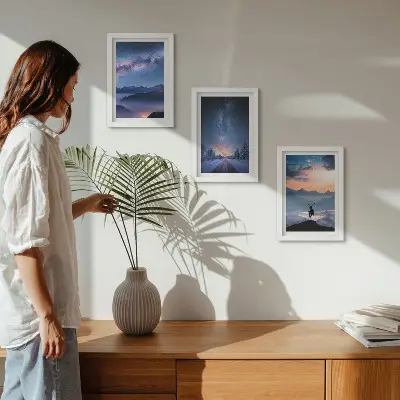 Mur de cadres ciel nocturne avec montagnes, paysages brumeux et cerfs