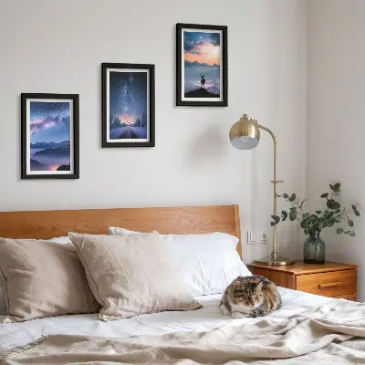 Mur de cadres ciel nocturne avec montagnes, paysages brumeux et cerfs