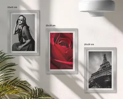 Ensemble de 3 tableaux représentant une Parisienne avec des lunettes roses et la tour Eiffel