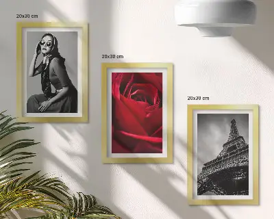 Ensemble de 3 tableaux représentant une Parisienne avec des lunettes roses et la tour Eiffel