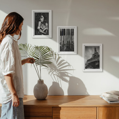 Mur de cadres Portrait d'une femme avec une rose, la tour Eiffel et un motif de piano