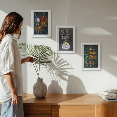 Mur de cadres café aux épices avec tasse et motifs d’herbes aromatiques