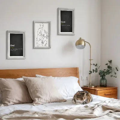 Mur de cadres dessins au trait sur le thème de la famille illustrant la définition de l'amour et de la paternité