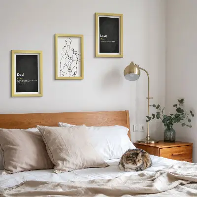 Mur de cadres dessins au trait sur le thème de la famille illustrant la définition de l'amour et de la paternité