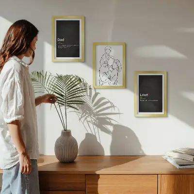 Mur de cadres dessins au trait sur le thème de la famille illustrant la définition de l'amour et de la paternité