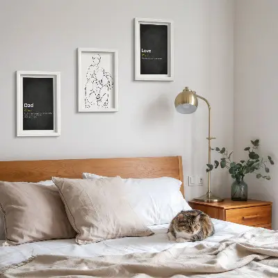 Mur de cadres dessins au trait sur le thème de la famille illustrant la définition de l'amour et de la paternité