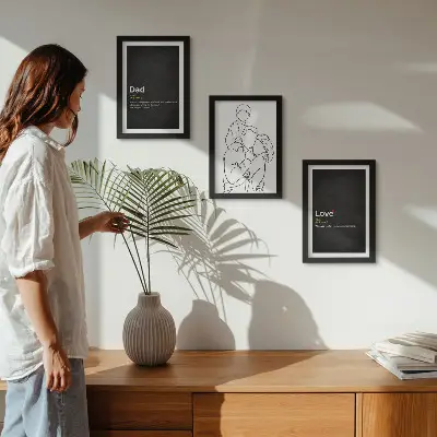 Mur de cadres dessins au trait sur le thème de la famille illustrant la définition de l'amour et de la paternité