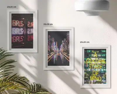 Lot de 3 tableaux représentant des enseignes lumineuses de la ville la nuit avec vue sur la rivière
