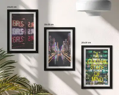 Lot de 3 tableaux représentant des enseignes lumineuses de la ville la nuit avec vue sur la rivière