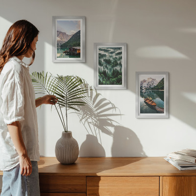 Ensemble de 3 tableaux Paysages de montagne avec un lac, un bateau et une forêt dans le brouillard