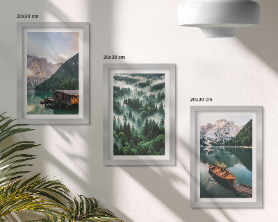 Ensemble de 3 tableaux Paysages de montagne avec un lac, un bateau et une forêt dans le brouillard