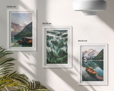 Ensemble de 3 tableaux Paysages de montagne avec un lac, un bateau et une forêt dans le brouillard
