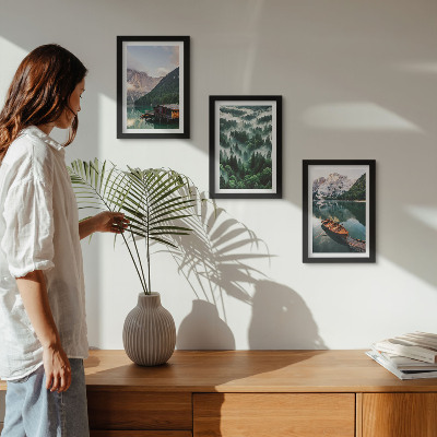 Ensemble de 3 tableaux Paysages de montagne avec un lac, un bateau et une forêt dans le brouillard