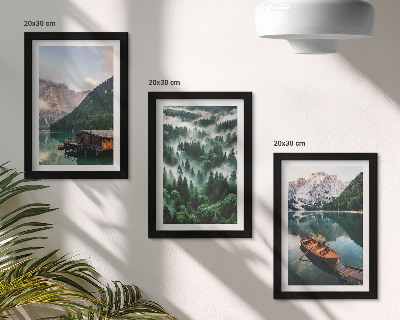 Ensemble de 3 tableaux Paysages de montagne avec un lac, un bateau et une forêt dans le brouillard