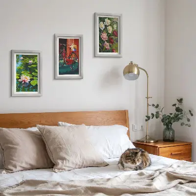 Mur de cadres nénuphars sur l'eau, vélo dans le jardin et fleurs colorées