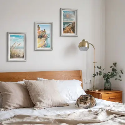 Lot de 3 tableaux représentant des paysages côtiers avec plage, ville et falaises