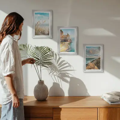 Lot de 3 tableaux représentant des paysages côtiers avec plage, ville et falaises