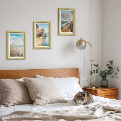Lot de 3 tableaux représentant des paysages côtiers avec plage, ville et falaises