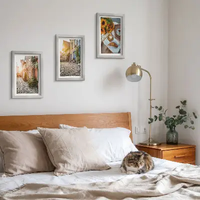 Ensemble de 3 tableaux représentant des rues charmantes avec du café et des tournesols