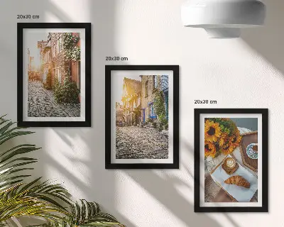 Ensemble de 3 tableaux représentant des rues charmantes avec du café et des tournesols