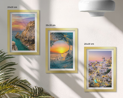 Mur de cadres Vues de la mer, des vagues et des maisons blanches à Santorin, en Grèce