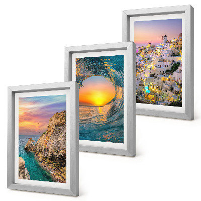 Mur de cadres Vues de la mer, des vagues et des maisons blanches à Santorin, en Grèce