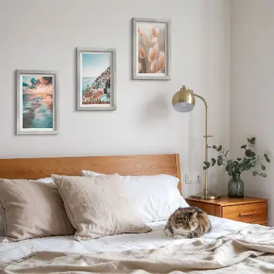 Ensemble de 3 tableaux représentant un coucher de soleil sur la mer avec des maisons colorées et des fleurs