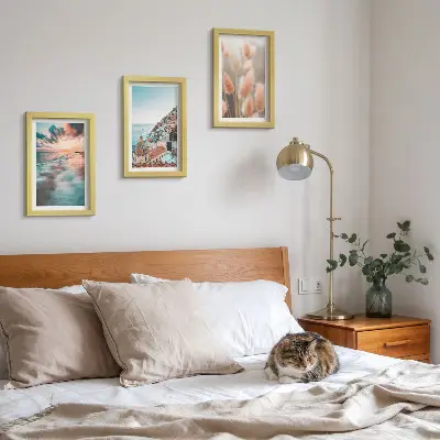 Ensemble de 3 tableaux représentant un coucher de soleil sur la mer avec des maisons colorées et des fleurs