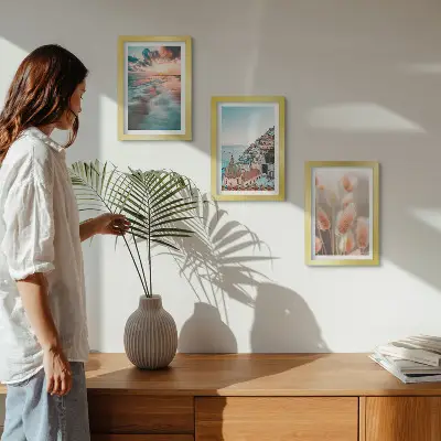 Ensemble de 3 tableaux représentant un coucher de soleil sur la mer avec des maisons colorées et des fleurs