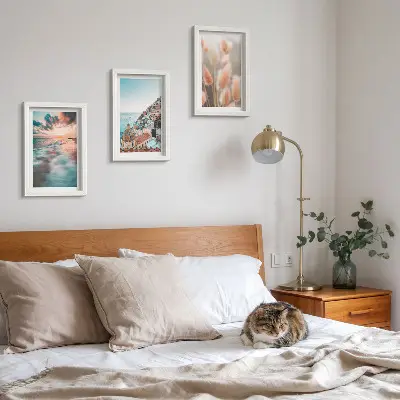 Ensemble de 3 tableaux représentant un coucher de soleil sur la mer avec des maisons colorées et des fleurs