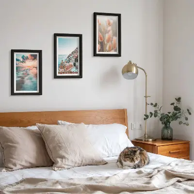 Ensemble de 3 tableaux représentant un coucher de soleil sur la mer avec des maisons colorées et des fleurs