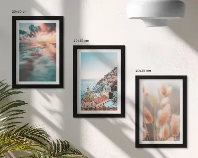 Ensemble de 3 tableaux représentant un coucher de soleil sur la mer avec des maisons colorées et des fleurs