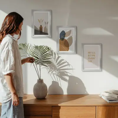 Mur de cadres avec formes abstraites et accents naturels