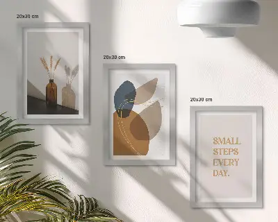 Mur de cadres avec formes abstraites et accents naturels