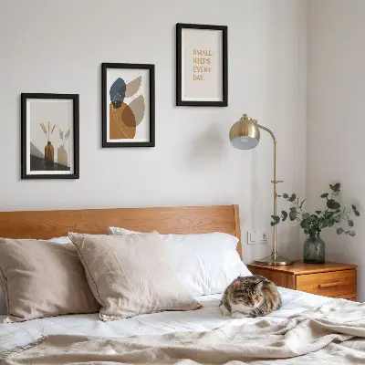 Mur de cadres avec formes abstraites et accents naturels