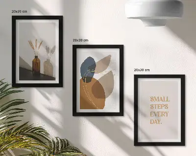 Mur de cadres avec formes abstraites et accents naturels