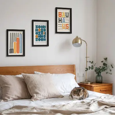 Mur de cadres avec affiches à motifs géométriques style Bauhaus