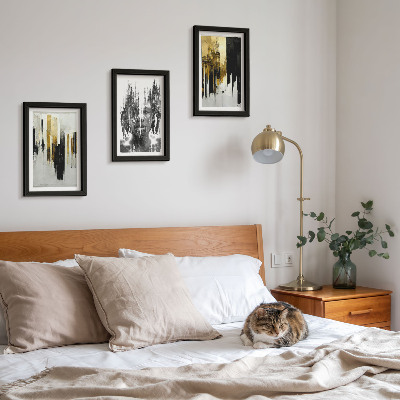 Mur de cadres Contraste entre abstractions, portraits et architecture