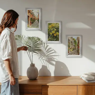 Lot de 3 tableaux représentant des rues charmantes avec des fleurs et des citrons en arrière-plan
