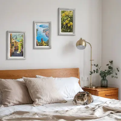 Ensemble de 3 tableaux représentant des rues pittoresques en bord de mer avec vue sur la mer et les citronniers