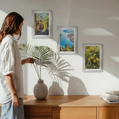 Ensemble de 3 tableaux représentant des rues pittoresques en bord de mer avec vue sur la mer et les citronniers