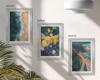 Mur de cadres avec des motifs de plage, citrons, paysages montagneux et route côtière