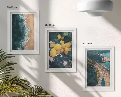 Mur de cadres avec des motifs de plage, citrons, paysages montagneux et route côtière