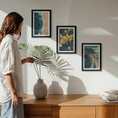 Mur de cadres avec des motifs de plage, citrons, paysages montagneux et route côtière