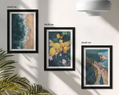 Mur de cadres avec des motifs de plage, citrons, paysages montagneux et route côtière