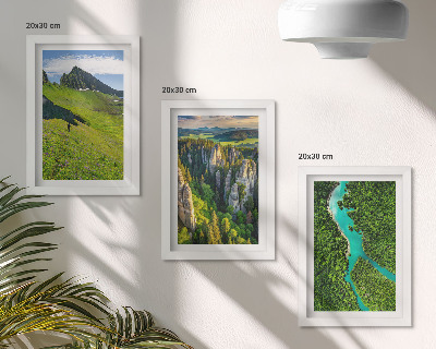 Mur de cadres Paysages de montagnes verdoyantes avec une rivière et des rochers
