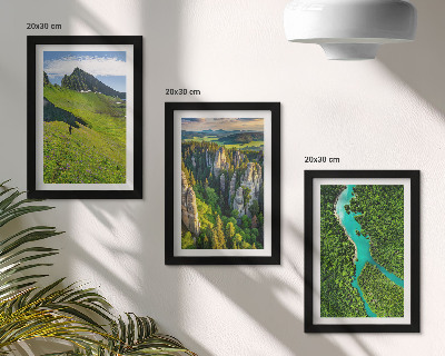 Mur de cadres Paysages de montagnes verdoyantes avec une rivière et des rochers
