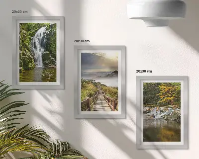 Mur de cadres représentant des cascades, des montagnes, des chemins de nuages et des paysages d'automne